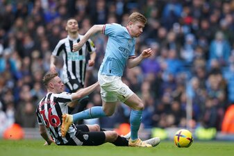 Kevin De Bruyne (r) und Manchester City gewannen gegen Newcastle mit 2:0. Kevin De Bruyne (r) und Manchester City gewannen gegen Newcastle mit 2:0.