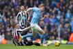 Kevin De Bruyne (r) und Manchester City gewannen gegen Newcastle mit 2:0.