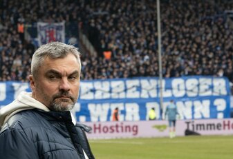 Schalke-Trainer Thomas Reis wurde in Bochum übel beschimpft. Schalke-Trainer Thomas Reis wurde in Bochum übel beschimpft.
