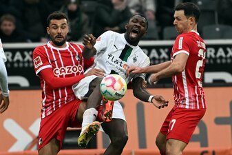 Gladbachs Marcus Thuram (M) steht nach seiner Schwalbe gegen Freiburg in der Kritik. Gladbachs Marcus Thuram (M) steht nach seiner Schwalbe gegen Freiburg in der Kritik.