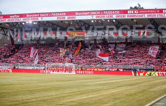Fans von Union Berlin feuern ihr Team im Stadion An der Alten Försterei an. Fans von Union Berlin feuern ihr Team im Stadion An der Alten Försterei an.