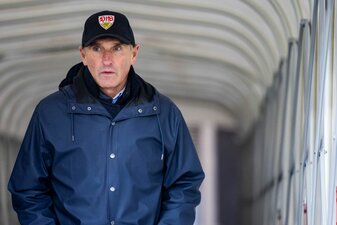 Stuttgarts Trainer Bruno Labbadia steht vor einem Spiel im Stadion. Stuttgarts Trainer Bruno Labbadia steht vor einem Spiel im Stadion.