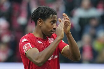 Der Mainzer Leandro Barreiro Martins applaudiert nach dem Sieg gegen Hoffenheim den Fans auf der Tribüne. Der Mainzer Leandro Barreiro Martins applaudiert nach dem Sieg gegen Hoffenheim den Fans auf der Tribüne.