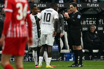 Nach der Schwalbe von Marcus Thuram (M.) im Spiel gegen Freiburg wird über härtere Strafen für solche Szenen diskutiert. Nach der Schwalbe von Marcus Thuram (M.) im Spiel gegen Freiburg wird über härtere Strafen für solche Szenen diskutiert.