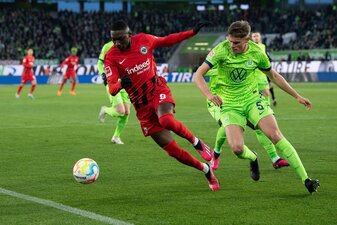 Frankfurts Randal Kolo Muani (l) spielt gegen Wolfsburgs Micky van de Ven. Frankfurts Randal Kolo Muani (l) spielt gegen Wolfsburgs Micky van de Ven.