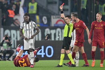Juve-Profi Moise Kean (l) sah in Rom die Rote Karte. Juve-Profi Moise Kean (l) sah in Rom die Rote Karte.