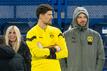 Dortmunds Torwart Gregor Kobel (l) steht gegen Chelsea nicht in der Startelf.