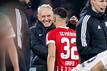 Freiburgs Trainer Christian Streich (l) und Vincenzo Grifo (r) umarmen sich bei einer Auswechslung.