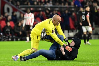 Der PSV-Fan (r) ist für den Angriff auf Sevillas Torhüter Marko Dmitrovic verurteilt worden. Der PSV-Fan (r) ist für den Angriff auf Sevillas Torhüter Marko Dmitrovic verurteilt worden.