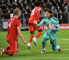 Yann Sommer (r) feiert Matthijs de Ligt für dessen Rettungstat. Yann Sommer (r) feiert Matthijs de Ligt für dessen Rettungstat.