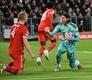 Yann Sommer (r) feiert Matthijs de Ligt für dessen Rettungstat.