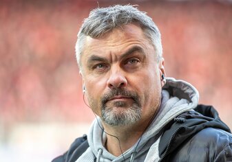Schalke-Trainer Thomas Reis freut sich auf das Revierderby gegen den BVB. Schalke-Trainer Thomas Reis freut sich auf das Revierderby gegen den BVB.