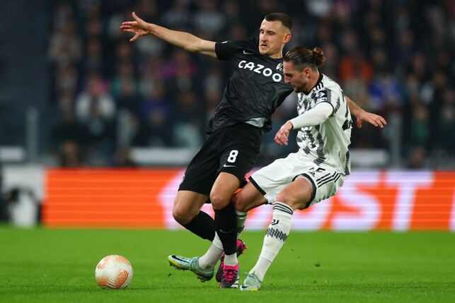 Maximilian Eggestein (l.) im Duell mit Turins Adrien Rabiot.