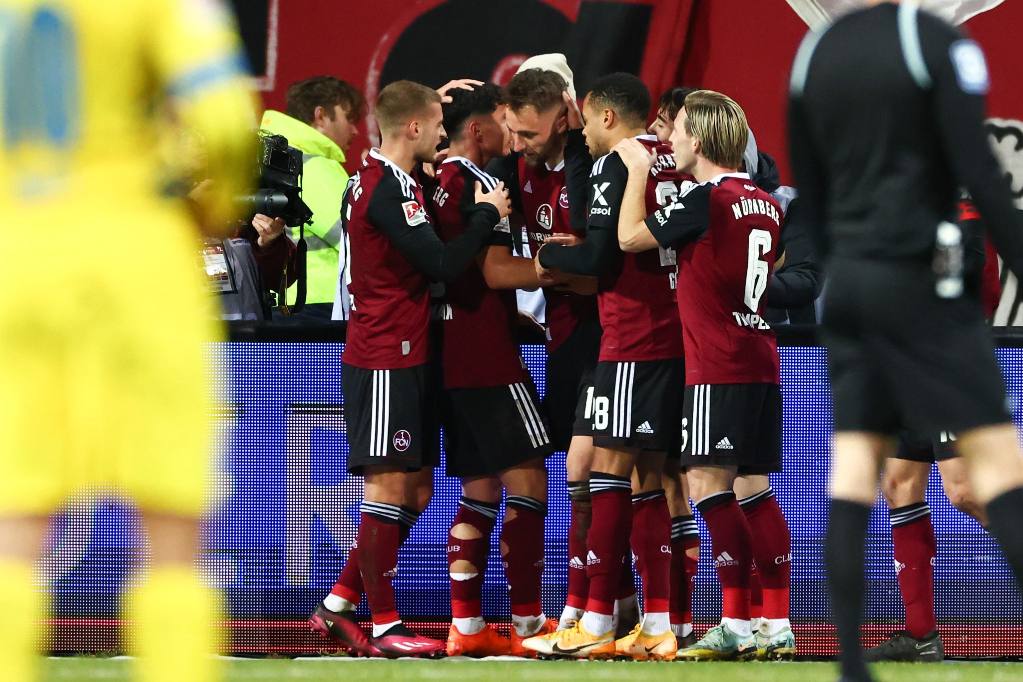 Nürnberg setzte sich im Heimspiel gegen Braunschweig mit 2:0 durch.