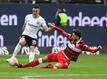 Atakan Karazor (r) und der VfB Stuttgart erkämpften in Frankfurt einen Punkt.