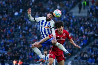 Herthas Marco Richter (l) im Kopfballduell mit dem Mainzer Jae-Sung Lee. Herthas Marco Richter (l) im Kopfballduell mit dem Mainzer Jae-Sung Lee.