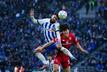 Herthas Marco Richter (l) im Kopfballduell mit dem Mainzer Jae-Sung Lee.