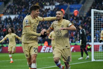 Chelseas Kai Havertz (l) und Mateo Kovacic bejubeln das Tor zum 3:1. Chelseas Kai Havertz (l) und Mateo Kovacic bejubeln das Tor zum 3:1.