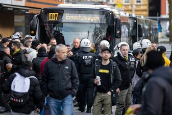 BVB-Fans und Beamte der Polizei am Gelsenkirchener Hauptbahnhof. BVB-Fans und Beamte der Polizei am Gelsenkirchener Hauptbahnhof.