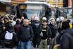 BVB-Fans und Beamte der Polizei am Gelsenkirchener Hauptbahnhof.