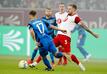 Der Düsseldorfer André Hoffmann (r) kommt vor Heidenheims Florian Pick an den Ball.