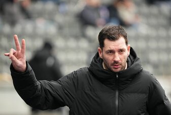 Herthas Cheftrainer Sandro Schwarz will sich nicht auf das Finanzielle seines Vereins fokussieren. Herthas Cheftrainer Sandro Schwarz will sich nicht auf das Finanzielle seines Vereins fokussieren.