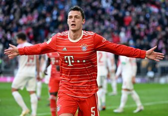 Bayerns Benjamin Pavard könnte seinem Verein länger als geplant erhalten bleiben. Bayerns Benjamin Pavard könnte seinem Verein länger als geplant erhalten bleiben.