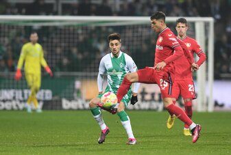 Knackige Schlussphase: Werders Ilia Gruev (l.) kämpft gegen Leverkusens Exequiel Palacios um den Ball. Knackige Schlussphase: Werders Ilia Gruev (l.) kämpft gegen Leverkusens Exequiel Palacios um den Ball.