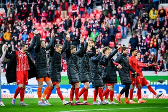 Der SC Freiburg bedankt sich nach dem Spiel bei den Fans für die Unterstützung. Der SC Freiburg bedankt sich nach dem Spiel bei den Fans für die Unterstützung.