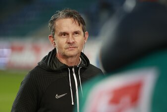 Kaiserslauterns Trainer Dirk Schuster gibt vor einem Spiel gegen Magdeburg ein TV Interview. Kaiserslauterns Trainer Dirk Schuster gibt vor einem Spiel gegen Magdeburg ein TV Interview.