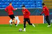 Leipzigs Dominik Szoboszlai (M) und seine Teamkollegen bei einer Trainingseinheit im Etihad Stadium.