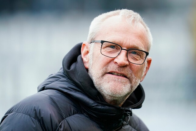 Kiels Sportgeschäftsführer Uwe Stöver gibt dem Trainer Rückendeckung.