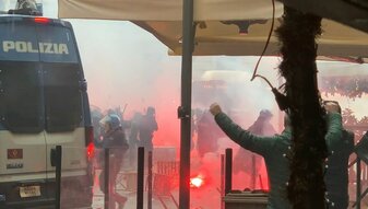 Vor dem Spiel kommt es zu Zusammenstößen zwischen der Polizei und Fans von Eintracht Frankfurt. Vor dem Spiel kommt es zu Zusammenstößen zwischen der Polizei und Fans von Eintracht Frankfurt.