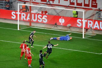 Unglücklich: Dusan Vlahovic (M) duselt den Ball per Elfmeter gegen Mark Flekken ins Tor. Unglücklich: Dusan Vlahovic (M) duselt den Ball per Elfmeter gegen Mark Flekken ins Tor.