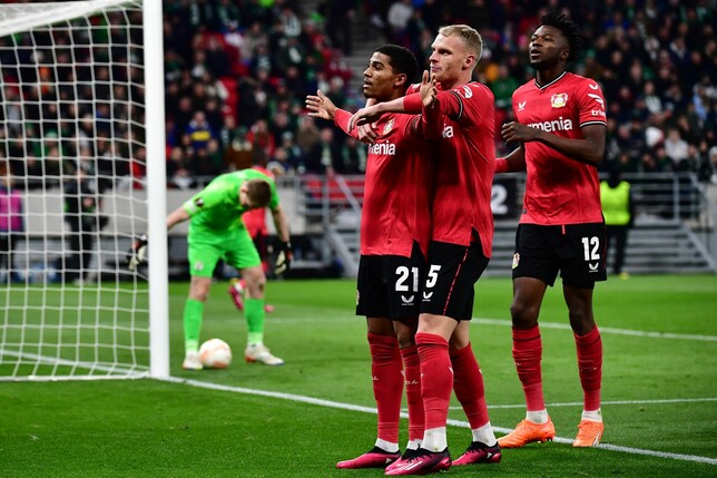 Leverkusens Torschütze Amine Adli (l-r) jubelt nach seinem Tor zum 0:2 mit Mitchel Bakker und Edmond Tapsoba.