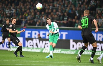 Gladbachs Jonas Hofmann (l) und Nico Elvedi (r) können Werders Marvin Ducksch nicht am Flanken hindern. Werder gewann mit 5:1 gegen Gladbach in der Hinrunde. Gladbachs Jonas Hofmann (l) und Nico Elvedi (r) können Werders Marvin Ducksch nicht am Flanken hindern. Werder gewann mit 5:1 gegen Gladbach in der Hinrunde.