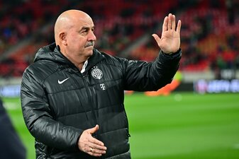 Budapests Trainer Stanislaw Tschertschessow winkt vor dem Spiel gegen Bayer Leverkusen. Budapests Trainer Stanislaw Tschertschessow winkt vor dem Spiel gegen Bayer Leverkusen.