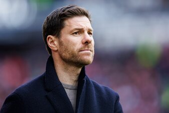Leverkusens Trainer Xabi Alonso im Stadion. Leverkusens Trainer Xabi Alonso im Stadion.