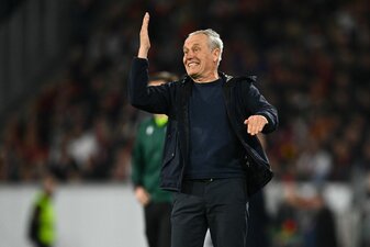 Freiburgs Trainer Christian Streich ist kein Fan der Zeitspiel-Regel. Freiburgs Trainer Christian Streich ist kein Fan der Zeitspiel-Regel.