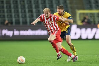 Berlins Morten Thorsby (l) und Unions Bart Nieuwkoop kämpfen um den Ball. Berlins Morten Thorsby (l) und Unions Bart Nieuwkoop kämpfen um den Ball.
