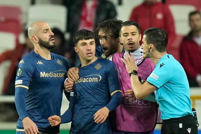 Alessandro Bianco von Florenz, (2.v.l) wird von seinen Mannschaftskameraden unterstützt, als er nach der Fan-Attacke in der Europa Conference League zwischen Sivasspor und Fiorentina aus der Nase blu