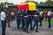 Mitglieder einer militärischen Ehrengarde tragen den Sarg des verstorbenen ghanaischen Fußballspielers Christian Atsu während seiner Beerdigung am State House.
