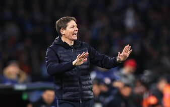 Frankfurts Trainer Oliver Glasner schaut Fußball in Dauerschleife, um seine Trauer zu überwinden. Frankfurts Trainer Oliver Glasner schaut Fußball in Dauerschleife, um seine Trauer zu überwinden.