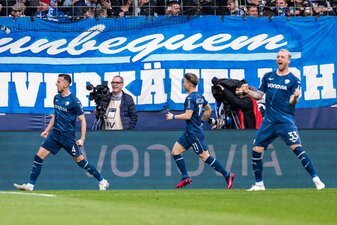 Bochums Erhan Masovic (l-r), Takuma Asano und Philipp Hofmann jubeln nach dem Tor zum 1:0. Bochums Erhan Masovic (l-r), Takuma Asano und Philipp Hofmann jubeln nach dem Tor zum 1:0.