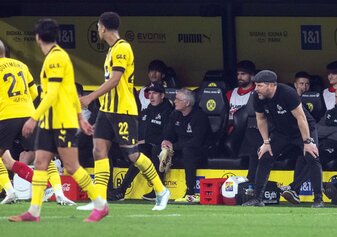 Kölns Trainer Steffen Baumgart (r) steht an der Seitenlinie. Kölns Trainer Steffen Baumgart (r) steht an der Seitenlinie.