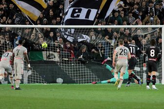 Mailands Zlatan Ibrahimovic (2.v.r.) bei seinem Treffer zum 1:1. Mailands Zlatan Ibrahimovic (2.v.r.) bei seinem Treffer zum 1:1.