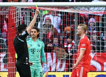 Der Schiedrichter zeigt Matthijs de Ligt (r) von München die Gelbe Karte. Der Schiedrichter zeigt Matthijs de Ligt (r) von München die Gelbe Karte.