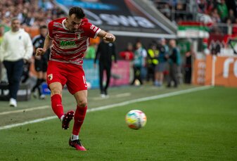 Augsburg Mergim Berisha spielt den Ball. Augsburg Mergim Berisha spielt den Ball.