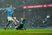 Manchester Citys Erling Haaland (l) trifft zum zwischenzeitlichen 2:0.