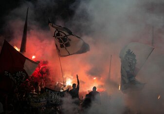 Kölner Fans hatten im Dortmunder Stadion Pyrotechnik gezündet. Kölner Fans hatten im Dortmunder Stadion Pyrotechnik gezündet.